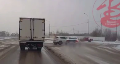 Урок автохамам. Карма мгновенно настигла обочечника из Воронежа (ВИДЕО)