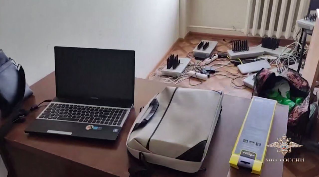 Воронежский офис, где базировался подпольный узел связи мошенников, сняли на видео