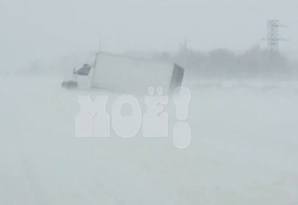 Воронежские водители попали в снежный буран на трассе (ВИДЕО) 