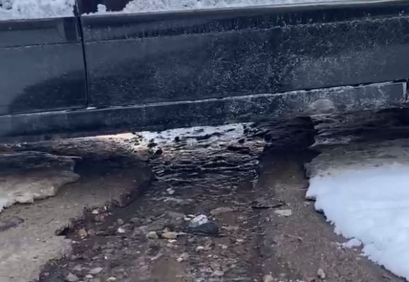 Ручей питьевой воды льётся по воронежской улице с прошлого года (ВИДЕО)