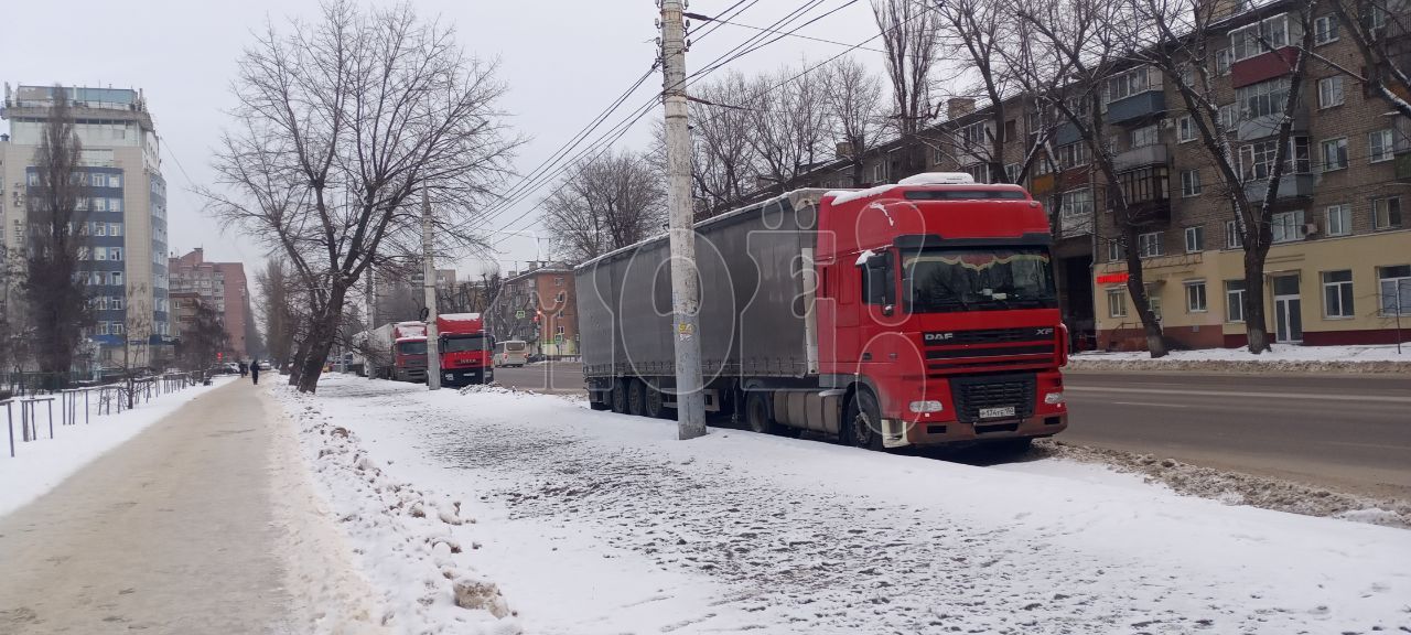 Фуры, стоящие между остановками "Нижняя" и "Ул. Полины Осипенко"