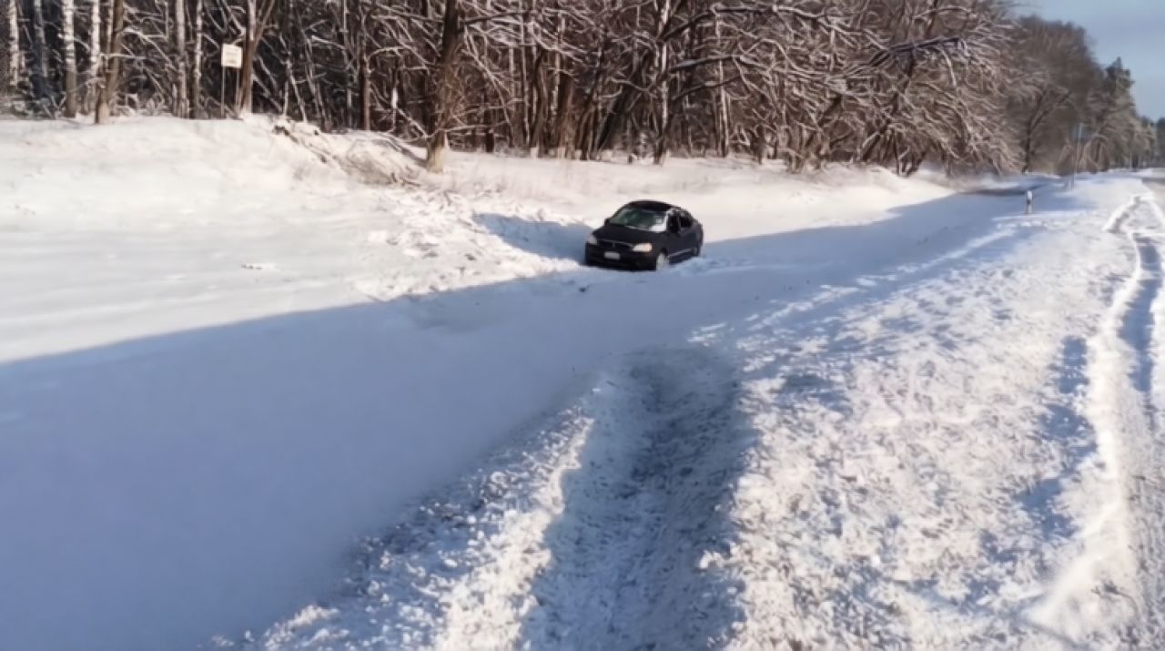 Автомобиль улетел в снежный кювет с белгородской трассы и перевернулся