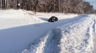 Автомобиль улетел в снежный кювет с белгородской трассы и перевернулся