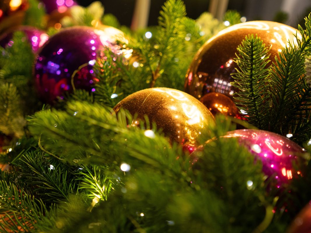 Календарь удачи: опасные и&nbsp;благоприятные дни для&nbsp;уборки новогодней ёлки