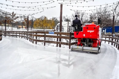 Оттепель уничтожила ледовые катки в Белгороде, сделав их опасными