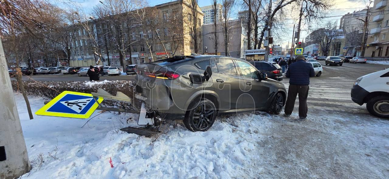 «Номер «ЕКХ» даёт привилегии?!» Авария с двумя BMW в Воронеже попала на видео