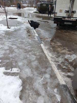 «ГАЗель» провалилась в яму возле воронежского магазина, построенного с нарушениями