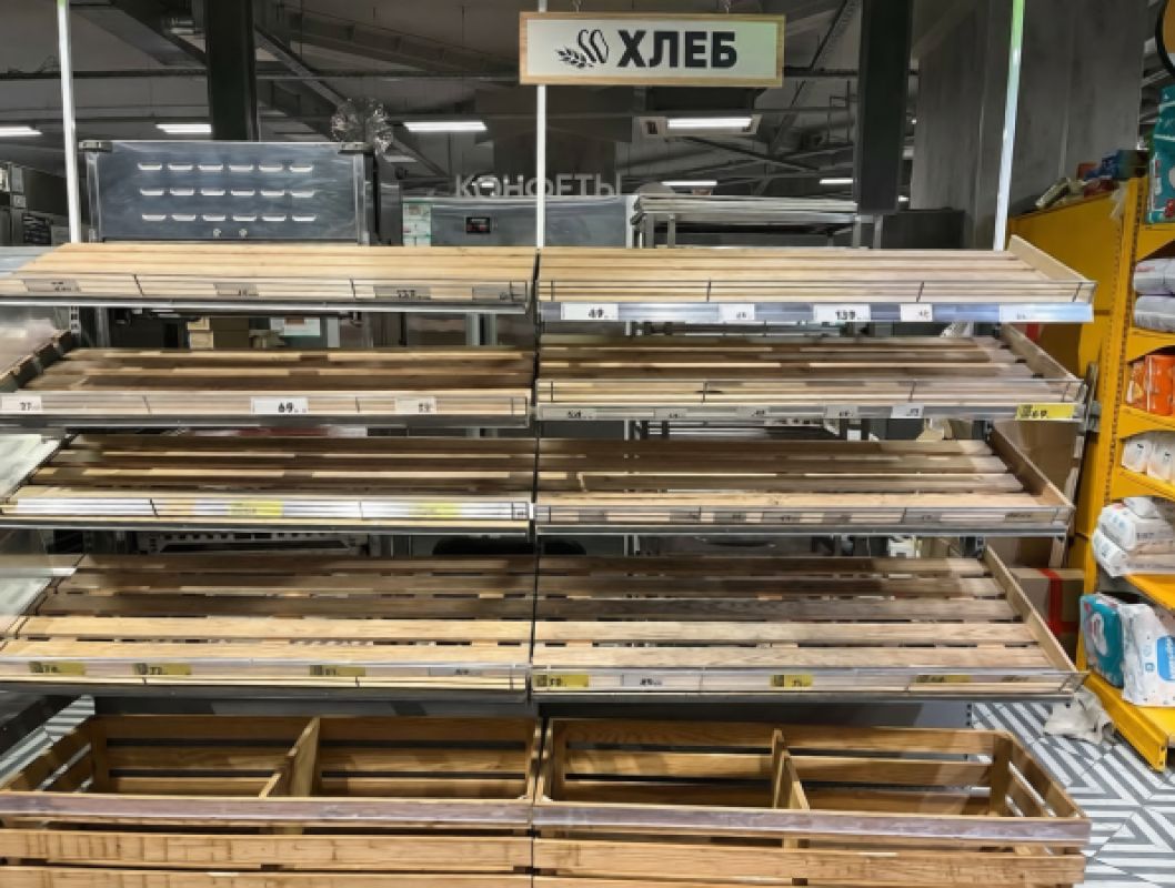 Жители Белгорода скупают хлеб в магазинах, оставляя пустые полки