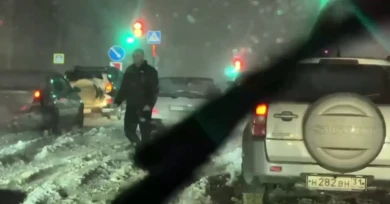 Белгородские водители откапывают свои увязшие на трассе в снегу машины