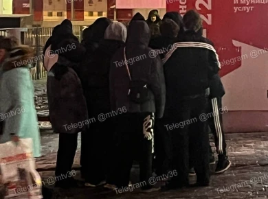 Воронежцы сообщили о неадекватных школьниках, взорвавших петарду прямо на фуд-корте