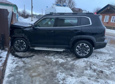 Водитель иномарки протаранил забор и погиб в воронежском селе