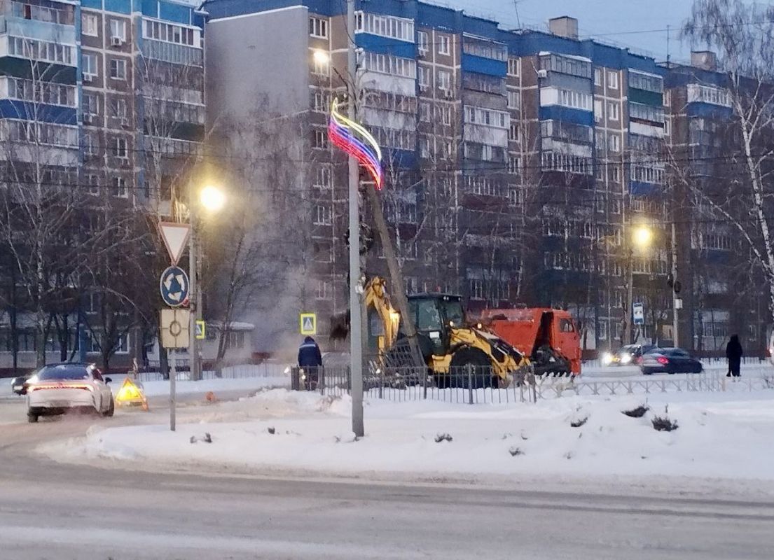 На проспекте Энтузиастов обрушился канализационный колодец