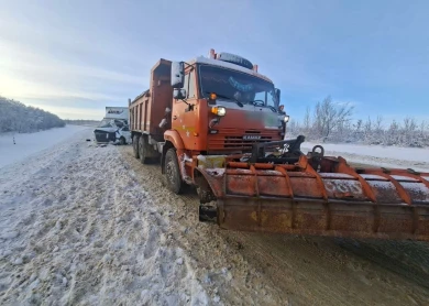 Массовая авария со снегоуборочной машиной случилась на воронежской трассе: есть раненый
