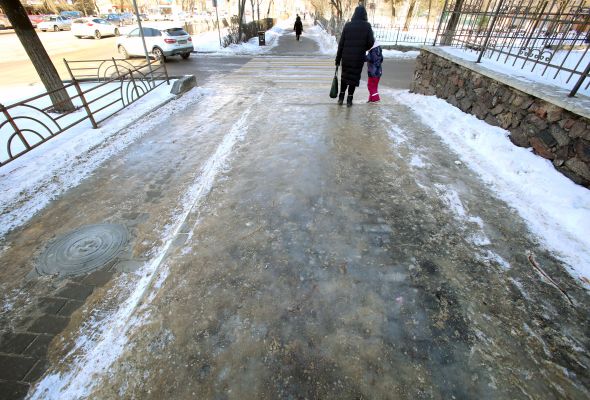 Почти 2 000 человек пострадали из-за гололёда в Воронежской области