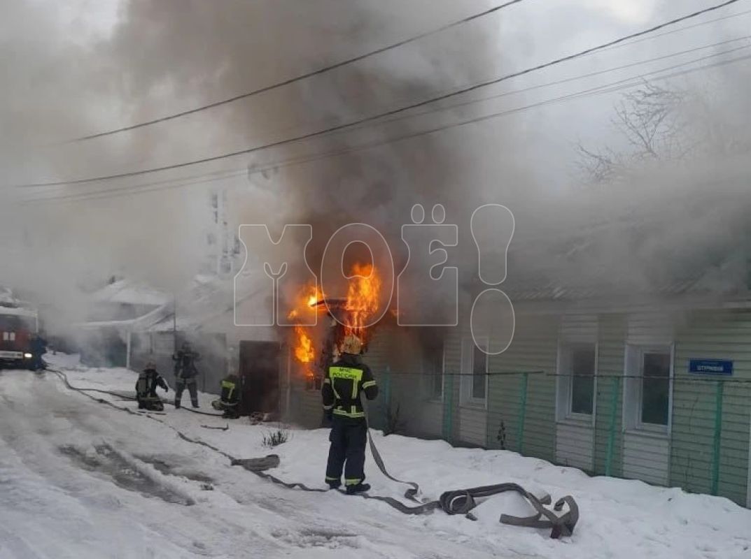 Появилось фото горящего дома, в&nbsp;котором едва не&nbsp;погибли три человека в&nbsp;Воронеже