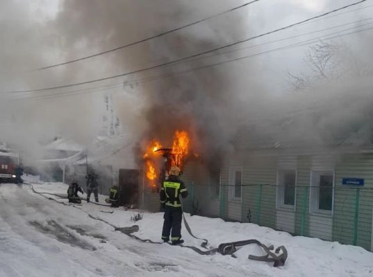 Появилось фото горящего дома, в котором едва не погибли три человека в Воронеже