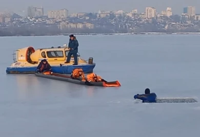 «Спасение» провалившегося под лёд человека в Воронеже попало на видео