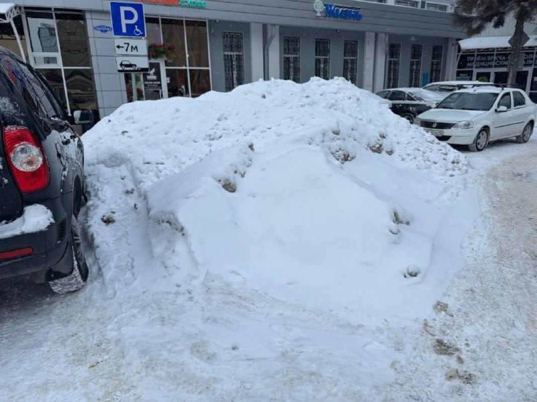 Коммунальщики сваливают горы снега на парковки для инвалидов в Липецке