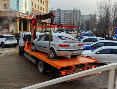 «Возмущению нет предела?!» Воронежцев взбесила эвакуация машин у поликлиники 