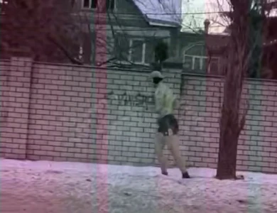 Морозоустойчивый бегун в одних шортах удивил воронежцев (ВИДЕО)