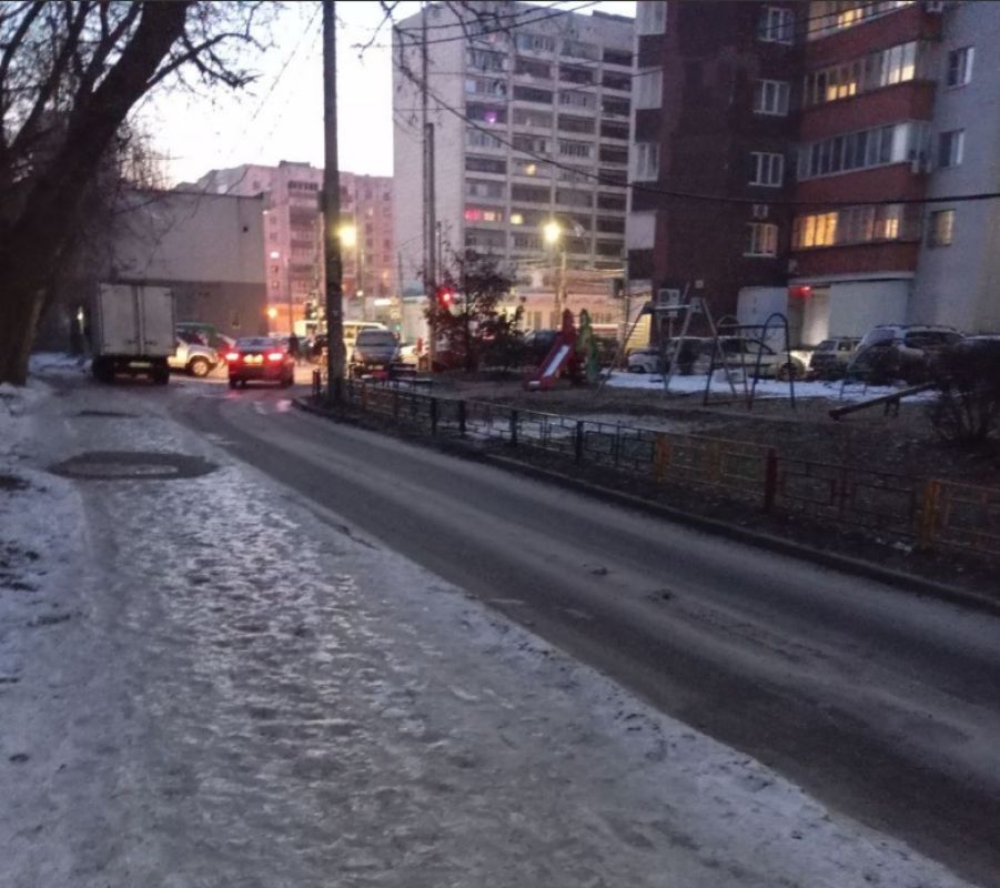«Малыши падают по дороге в сад!» Ледяной ужас на улицах показали воронежцы на фото&nbsp;