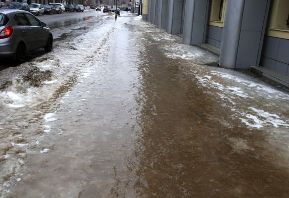 Кто по закону обязан убирать лёд с воронежских улиц