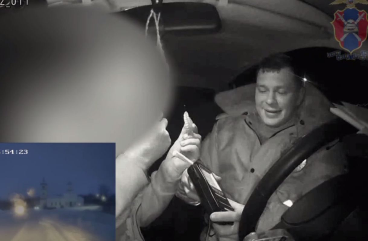 Пьяный весельчак со вставной челюстью позабавил воронежских полицейских (ВИДЕО)