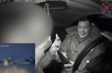 Пьяный весельчак со вставной челюстью позабавил воронежских полицейских (ВИДЕО)