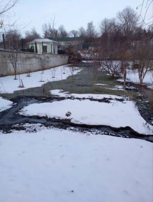 В Белгороде затопило улицу: водоканал не спешит устранять коммунальную аварию