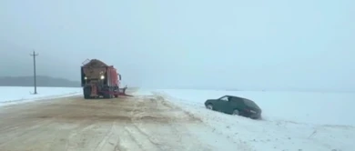 Машина вылетела в кювет с заснеженной дороги в Воронежской области