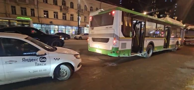 Автобус столкнулся с такси в центре Воронежа 