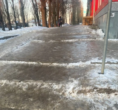 «Как ей пользоваться?» Опасную ледяную лестницу показали воронежцы на фото