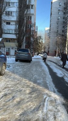 Белгородцы из-за припаркованных на тротуаре машин вынуждены идти по дороге