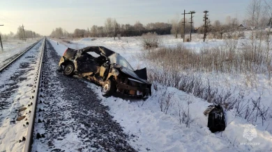 Поезд снёс легковушку, выехавшую на пути: погибли четыре человека
