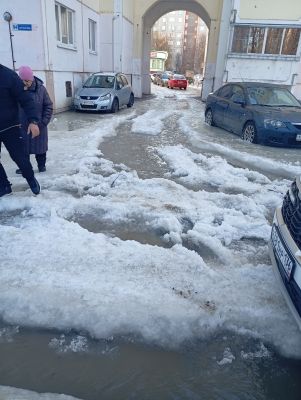 «Мы не можем выйти из дома». Машины вмёрзли в лёд из-за коммунальной аварии в Воронеже