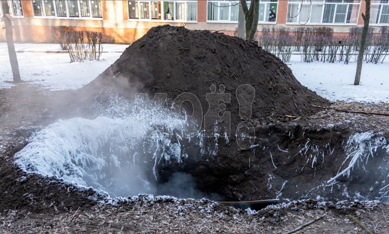 «А если ребёнок провалится?» Парящий котлован разверзся у школы в Воронеже