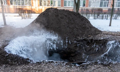 «А если ребёнок провалится?» Парящий котлован разверзся у школы в Воронеже