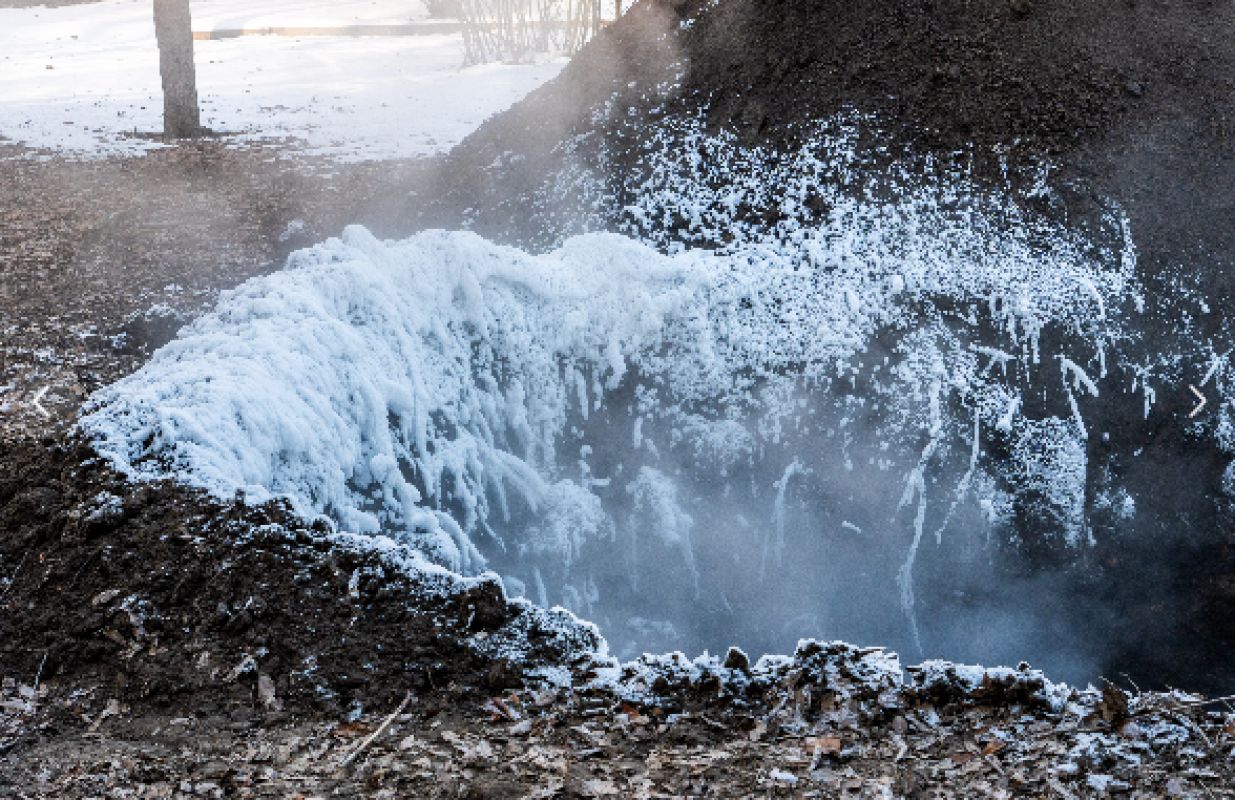 «Странные коммунальные дела». Выяснилось происхождение загадочного котлована с паром у&nbsp;школы в&nbsp;Воронеже