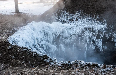 «Странные коммунальные дела». Выяснилось происхождение загадочного котлована с паром у школы в Воронеже
