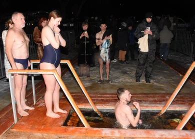 Как воронежцы искупались в купели под хлопки и вой сирен на Крещение