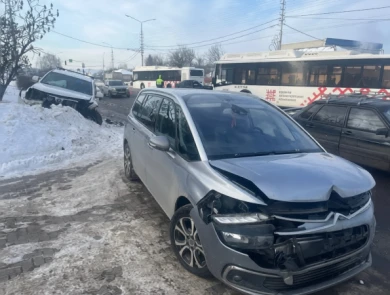 В Белгороде полиция разбирается в массовом ДТП с участием легковушек и автобуса