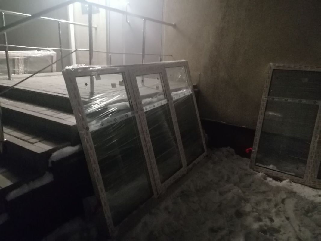 В повреждённом обстрелом доме в Белгороде пьяный грузчик ломал новые окна