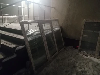 В повреждённом обстрелом доме в Белгороде пьяный грузчик ломал новые окна