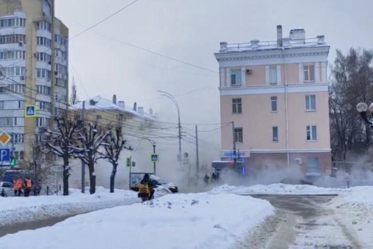 Коммунальщики устраняют порыв на теплосети возле ДС «Кристалл»