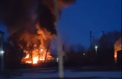 Дом вспыхнул ранним утром в Воронежской области – есть погибший (ВИДЕО)