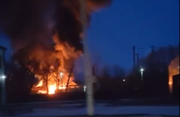 Дом вспыхнул ранним утром в Воронежской области – есть погибший (ВИДЕО)
