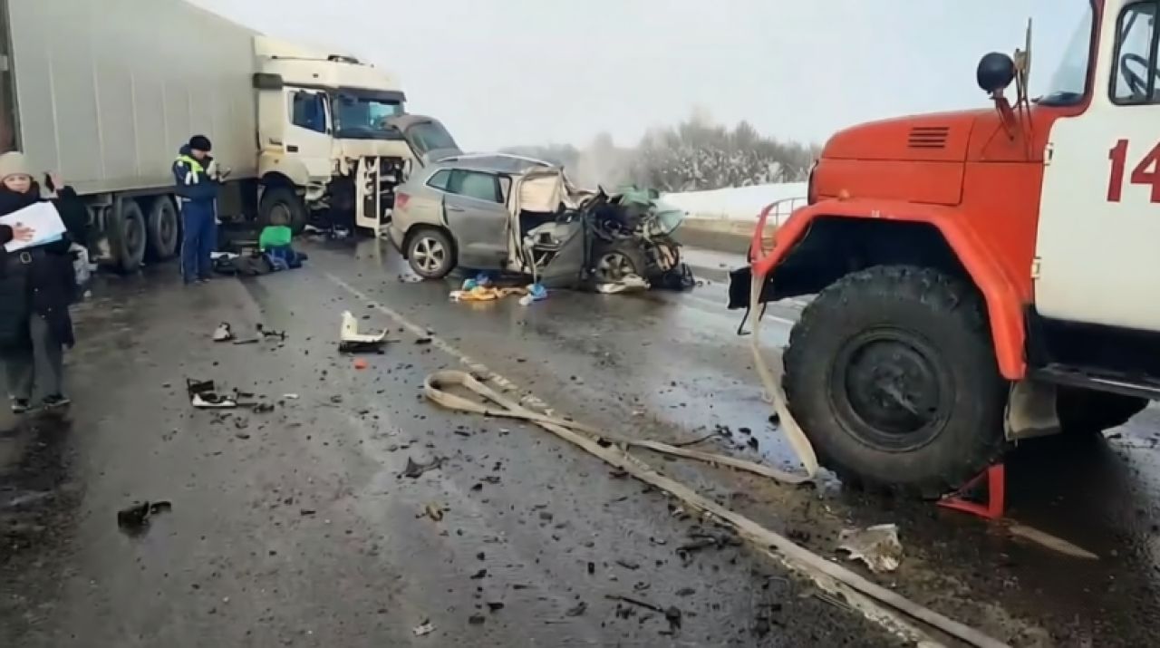 На трассе «Дон» в Липецкой области в жуткой аварии с КамАЗом погибли люди