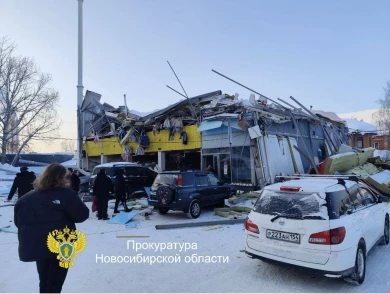 Торговый центр обрушился из-за сильного снегопада: есть раненые 