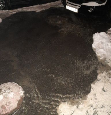 «Машины в опасности». О прорыве трубы в мороз рассказали воронежцы