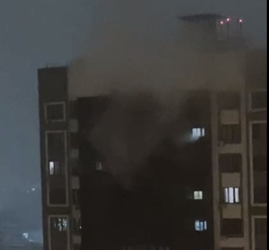 Пожар в квартире многоэтажки попал на видео в Воронеже